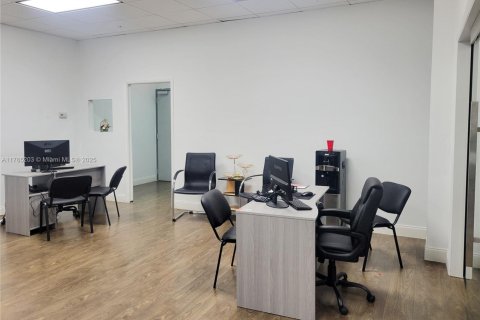 Commercial property in Doral, Florida № 1985411 - photo 4