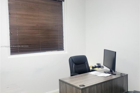 Commercial property in Doral, Florida № 1985411 - photo 10