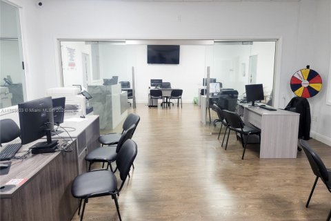 Commercial property in Doral, Florida № 1985411 - photo 5