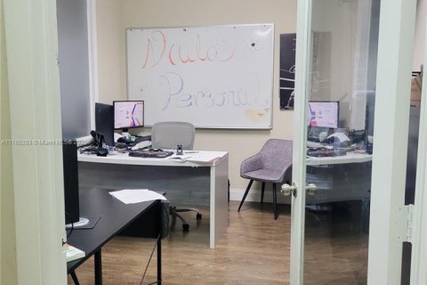 Commercial property in Doral, Florida № 1985411 - photo 9