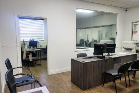 Commercial property in Doral, Florida № 1985411 - photo 11