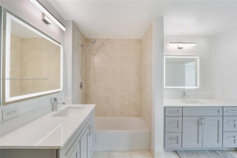 Condominio en alquiler en Miami, Florida, 3 dormitorios, 138.8 m2 № 1921137 - foto 15
