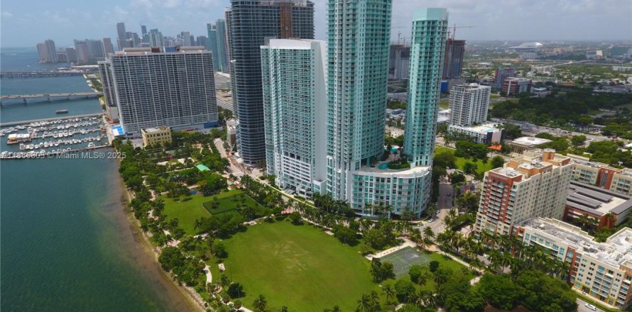 Condominio en Miami, Florida, 3 dormitorios  № 1921137