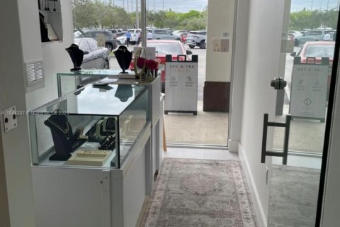 Commercial property in Doral, Florida № 1839629 - photo 1