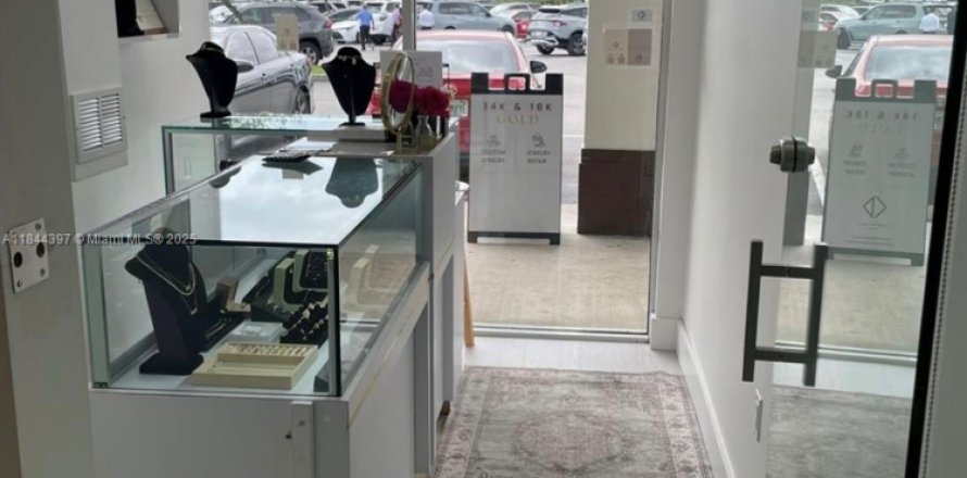 Commercial property in Doral, Florida № 1839629