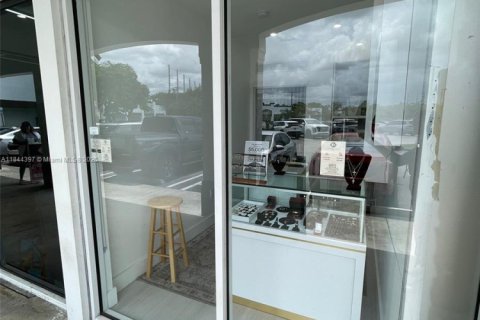 Commercial property in Doral, Florida № 1839629 - photo 4
