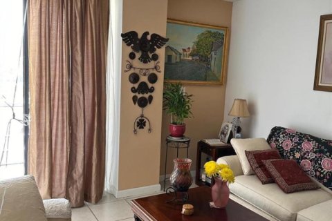 Condo in North Miami Beach, Florida, 2 bedrooms № 2082210 - photo 9
