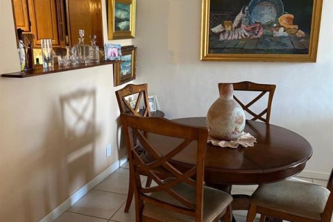 Condo in North Miami Beach, Florida, 2 bedrooms № 2082210 - photo 2