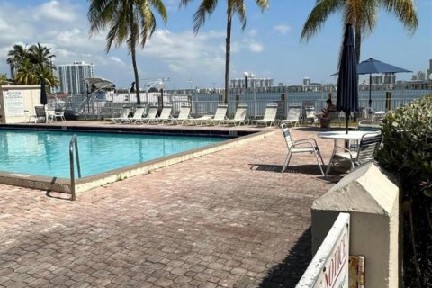 Condo in North Miami Beach, Florida, 2 bedrooms № 2082210 - photo 6