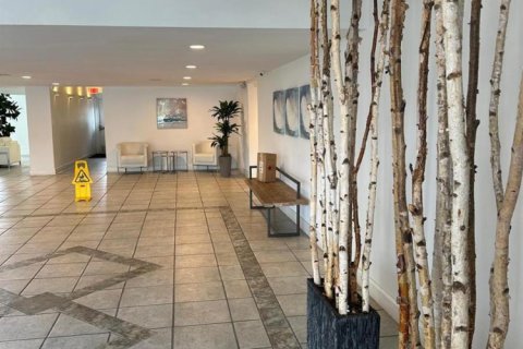 Condo in North Miami Beach, Florida, 2 bedrooms № 2082210 - photo 10