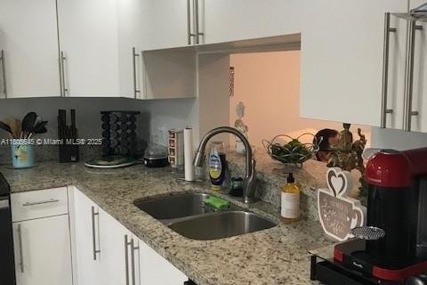 Condo in Pembroke Pines, Florida, 2 bedrooms  № 1742495 - photo 13