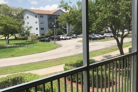 Condo in Pembroke Pines, Florida, 2 bedrooms  № 1742495 - photo 18