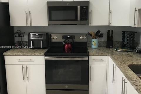 Condo in Pembroke Pines, Florida, 2 bedrooms  № 1742495 - photo 12