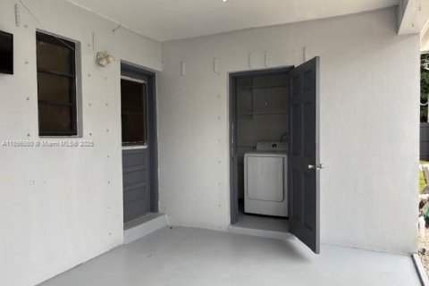 Villa ou maison à vendre à Miami, Floride: 4 chambres, 155.15 m2 № 1953082 - photo 17