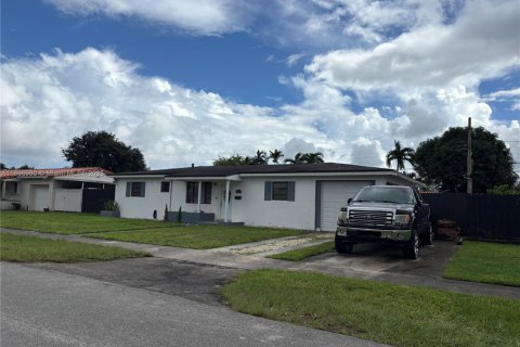 Villa ou maison à vendre à Miami, Floride: 4 chambres, 155.15 m2 № 1953082 - photo 2