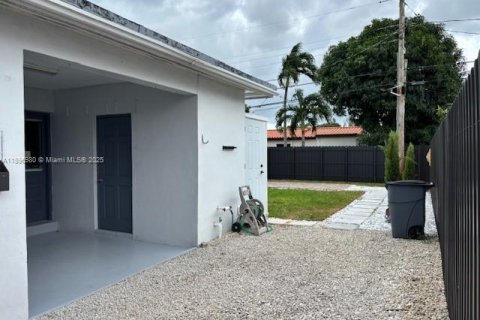 Villa ou maison à vendre à Miami, Floride: 4 chambres, 155.15 m2 № 1953082 - photo 15