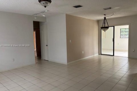 Villa ou maison à vendre à Miami, Floride: 4 chambres, 155.15 m2 № 1953082 - photo 3