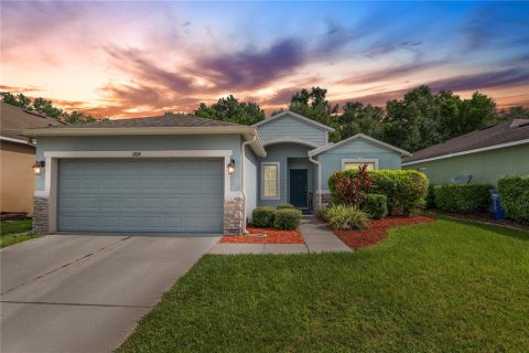 House in Winter Haven, Florida 3 bedrooms, 146.6 sq.m. № 1901847 - photo 1