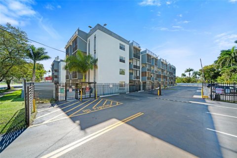 Купить кондоминиум в Норт-Майами, Флорида 2 спальни, 86.03м2, № 2007301 - фото 2