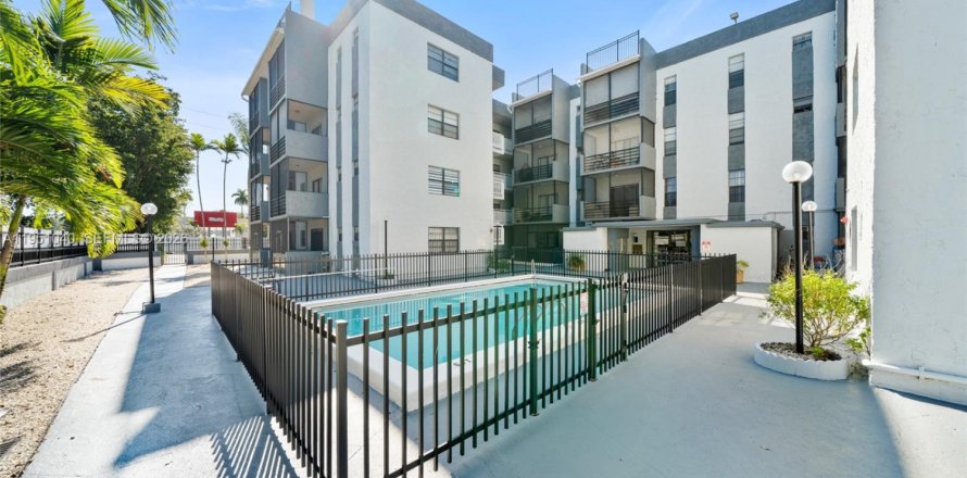 Кондоминиум с 2 спальнями в Норт-Майами, Флорида № 2007301