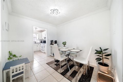 Купить кондоминиум в Норт-Майами, Флорида 2 спальни, 86.03м2, № 2007301 - фото 11