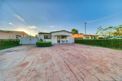 Villa ou maison à vendre à Miami, Floride: 3 chambres, 147.62 m2 № 1997502 - photo 2