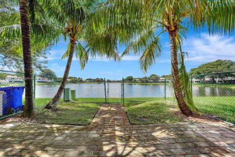 Touwnhouse à louer à Pembroke Pines, Floride: 3 chambres, 113.62 m2 № 1939180 - photo 14