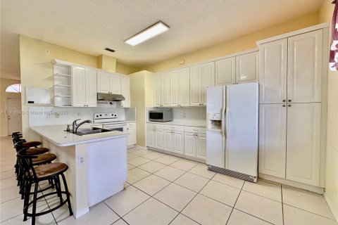 Купить виллу или дом в Хомстед, Флорида 4 спальни, 192.59м2, № 1973845 - фото 7