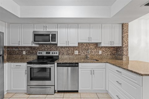 Купить кондоминиум в Лодердейл-Лейкс, Флорида 3 спальни, 147.25м2, № 1921133 - фото 1