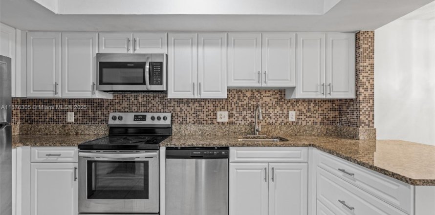 Кондоминиум с 3 спальнями в Лодердейл-Лейкс, Флорида № 1921133