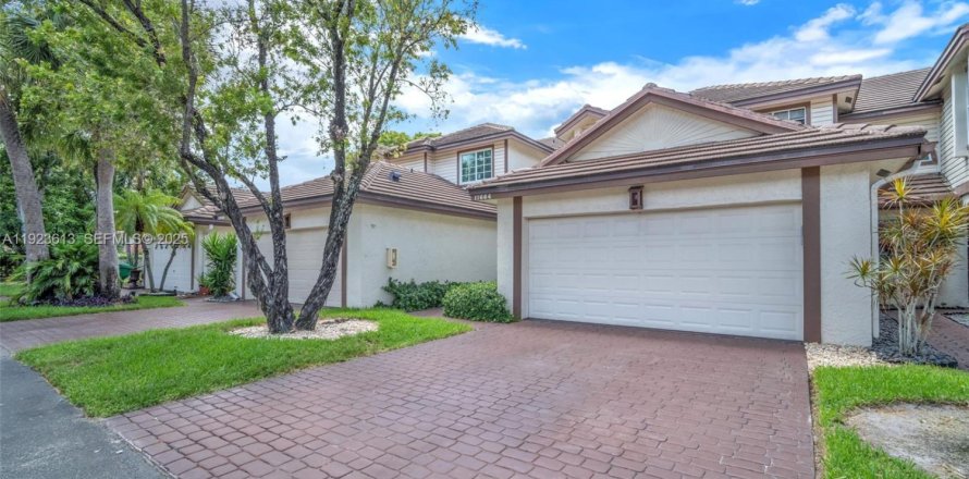 Townhouse in Coral Springs, Florida 4 bedrooms, 157 sq.m. № 2003569