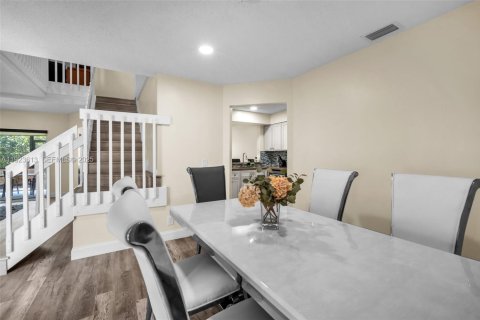 Townhouse in Coral Springs, Florida 4 bedrooms, 157 sq.m. № 2003569 - photo 8