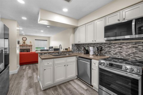 Townhouse in Coral Springs, Florida 4 bedrooms, 157 sq.m. № 2003569 - photo 10