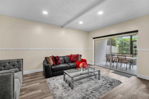 Townhouse in Coral Springs, Florida 4 bedrooms, 157 sq.m. № 2003569 - photo 3