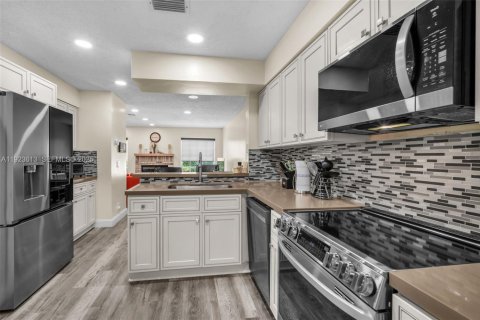 Townhouse in Coral Springs, Florida 4 bedrooms, 157 sq.m. № 2003569 - photo 9