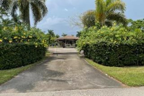 Villa ou maison à Haverhill, Floride 3 chambres, 155.89 m2 № 2402356