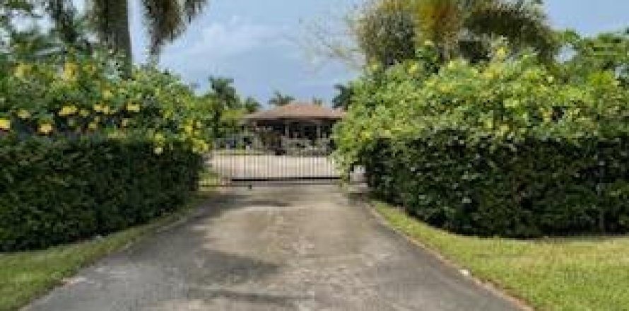 Villa ou maison à Haverhill, Floride 3 chambres, 155.89 m2 № 2402356