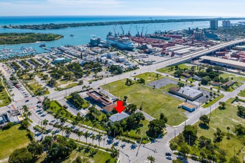 Commercial property in Riviera Beach, Florida 442.21 sq.m. № 1997080 - photo 9