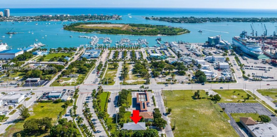 Commercial property in Riviera Beach, Florida 442.21 sq.m. № 1997080