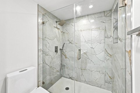 Condominio en venta en Coconut Creek, Florida, 2 dormitorios, 113.81 m2 № 2266068 - foto 9