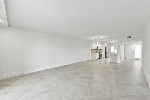 Condominio en venta en Coconut Creek, Florida, 2 dormitorios, 113.81 m2 № 2266068 - foto 16