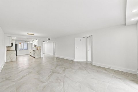 Condominio en venta en Coconut Creek, Florida, 2 dormitorios, 113.81 m2 № 2266068 - foto 18