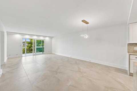 Condominio en venta en Coconut Creek, Florida, 2 dormitorios, 113.81 m2 № 2266068 - foto 10