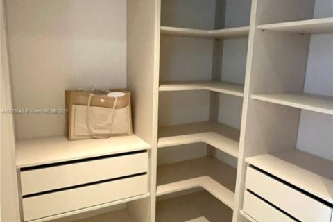 Condo in Miami, Florida, 3 bedrooms  № 1928448 - photo 25