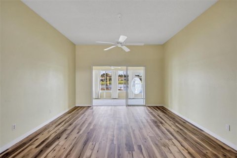 Condo in Sun City Center, Florida, 2 bedrooms  № 1840160 - photo 15