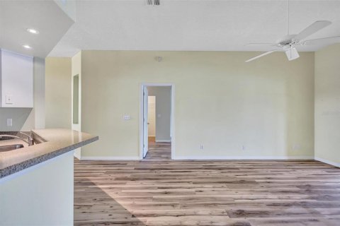 Condo in Sun City Center, Florida, 2 bedrooms  № 1840160 - photo 16