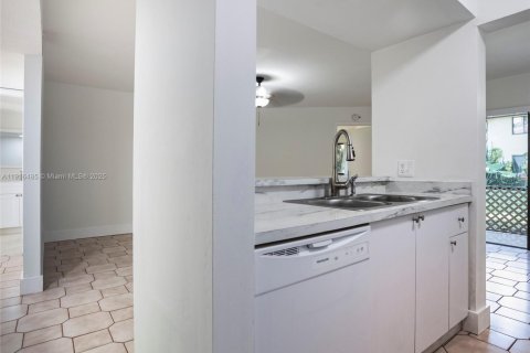Condo in Miami, Florida, 2 bedrooms  № 1972709 - photo 10