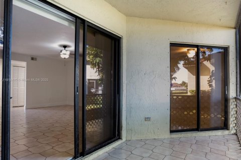 Condo in Miami, Florida, 2 bedrooms  № 1972709 - photo 14