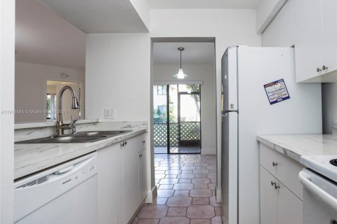 Condo in Miami, Florida, 2 bedrooms  № 1972709 - photo 12