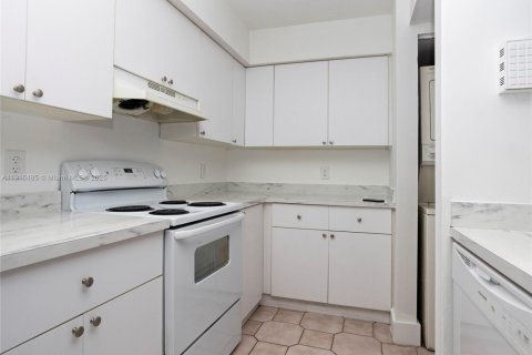 Condo in Miami, Florida, 2 bedrooms  № 1972709 - photo 13